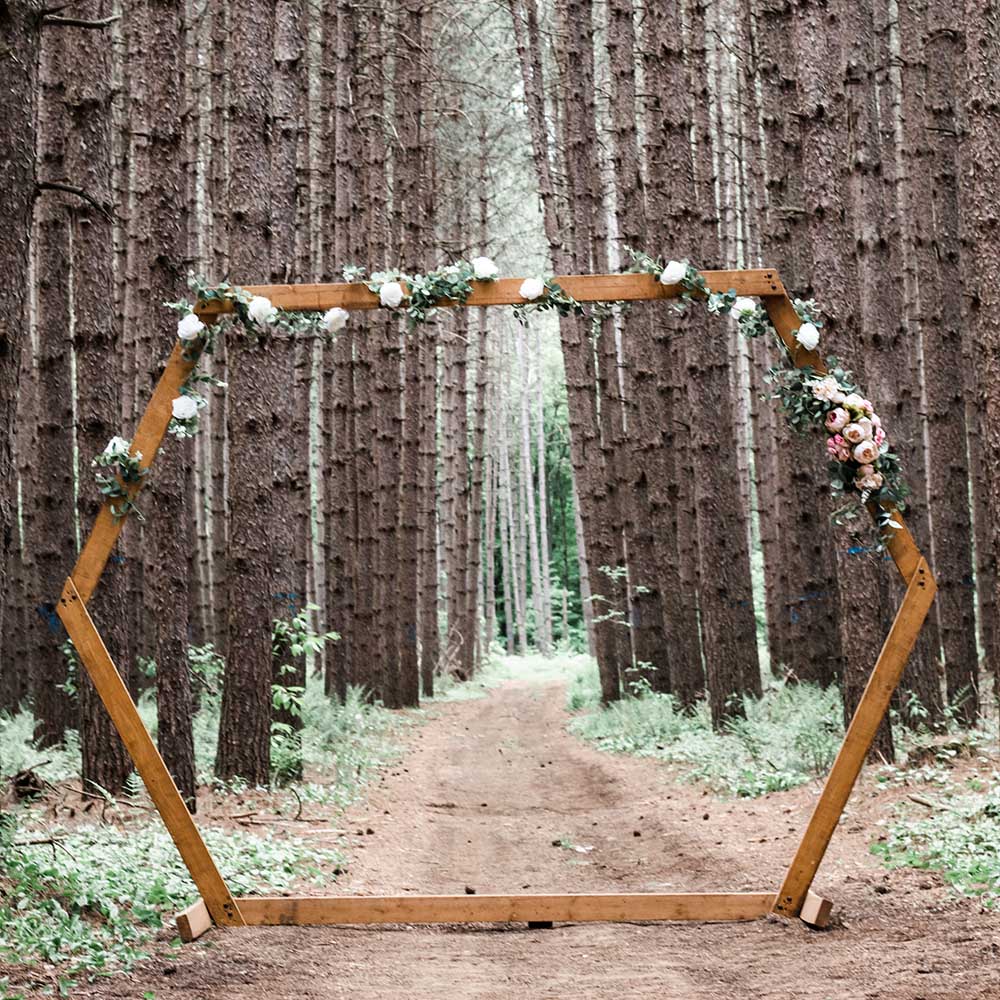 Huwelijksboog in bos
